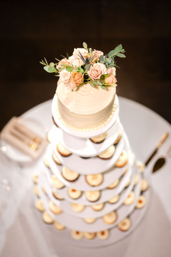 wedding cake with roses